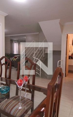 Casa de condomínio à venda com 220m², 3 quartos e 3 vagasSala
