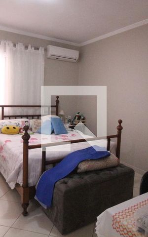 Casa de condomínio à venda com 220m², 3 quartos e 3 vagasQuarto