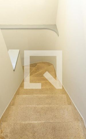 Casa para alugar com 150m², 2 quartos e 2 vagas Casa para alugar com 150m², 2 quartos e 2 vagasEscada