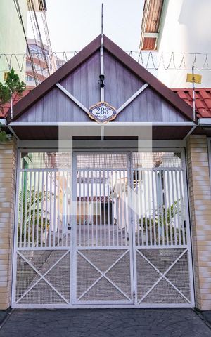 Casa à venda com 205m², 4 quartos e 2 vagas Casa à venda com 205m², 4 quartos e 2 vagasFachada
