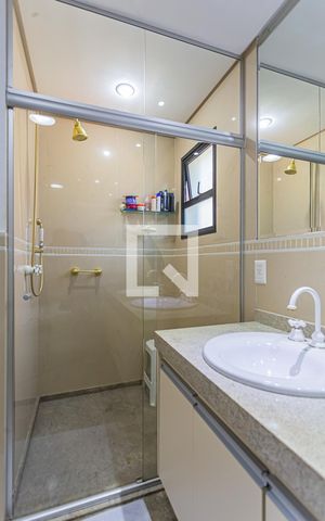 Apartamento à venda com 217m², 3 quartos e 4 vagas Apartamento à venda com 217m², 3 quartos e 4 vagasBanheiro da Suíte master