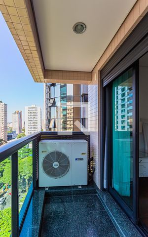 Apartamento à venda com 217m², 3 quartos e 4 vagas Apartamento à venda com 217m², 3 quartos e 4 vagasVaranda da Suite 1/2