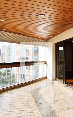 Apartamento à venda com 296m², 4 quartos e 4 vagas Apartamento à venda com 296m², 4 quartos e 4 vagasVaranda da Sala