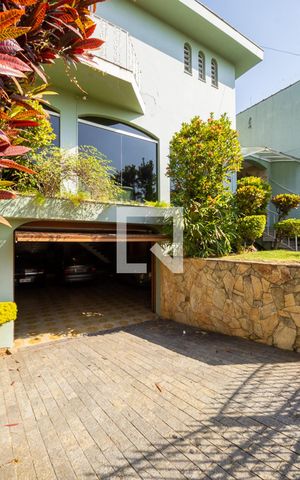 Casa à venda com 450m², 3 quartos e 10 vagas Casa à venda com 450m², 3 quartos e 10 vagasFachada