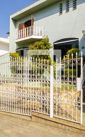 Casa à venda com 450m², 3 quartos e 10 vagas Casa à venda com 450m², 3 quartos e 10 vagasFachada