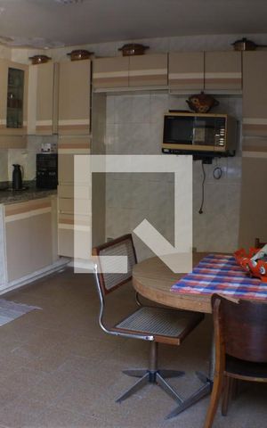 Casa à venda com 300m², 4 quartos e 4 vagasCozinha