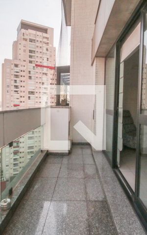 Apartamento à venda com 360m², 4 quartos e 4 vagas Apartamento à venda com 360m², 4 quartos e 4 vagasVaranda