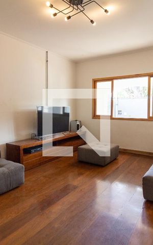 Casa à venda com 600m², 4 quartos e 6 vagas Casa à venda com 600m², 4 quartos e 6 vagasSala de TV