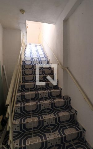 Casa à venda com 400m², 5 quartos e 3 vagas Casa à venda com 400m², 5 quartos e 3 vagasEscada da garagem para as casas
