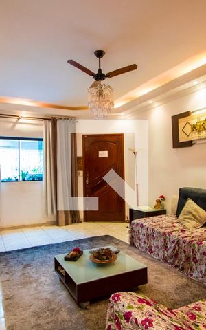 Casa à venda com 245m², 3 quartos e 2 vagas Casa à venda com 245m², 3 quartos e 2 vagasSala