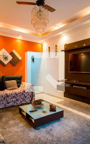 Casa à venda com 245m², 3 quartos e 2 vagas Casa à venda com 245m², 3 quartos e 2 vagasSala