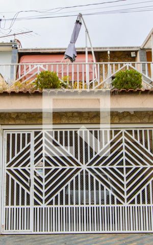 Casa à venda com 245m², 3 quartos e 2 vagas Casa à venda com 245m², 3 quartos e 2 vagasFachada