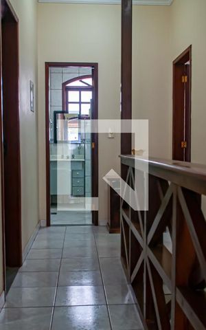 Casa à venda com 270m², 4 quartos e 1 vaga Casa à venda com 270m², 4 quartos e 1 vagacorredor segundo andar