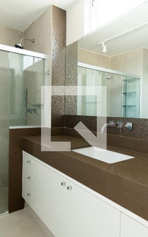 Apartamento à venda com 192m², 2 quartos e 1 vaga Apartamento à venda com 192m², 2 quartos e 1 vagaBanheiro da suíte 2