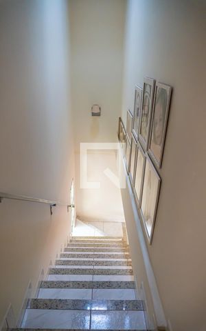 Casa à venda com 125m², 2 quartos e 2 vagas Casa à venda com 125m², 2 quartos e 2 vagasEscada