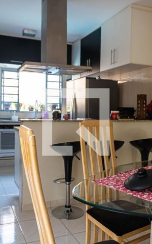 Casa à venda com 125m², 2 quartos e 2 vagas Casa à venda com 125m², 2 quartos e 2 vagasCozinha