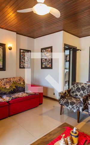 Casa à venda com 300m², 6 quartos e 2 vagas Casa à venda com 300m², 6 quartos e 2 vagasSala casa 3
