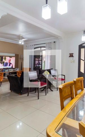 Casa à venda com 300m², 6 quartos e 2 vagas Casa à venda com 300m², 6 quartos e 2 vagasSala Casa 1