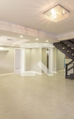 Casa à venda com 300m², 3 quartos e 2 vagas Casa à venda com 300m², 3 quartos e 2 vagasSala