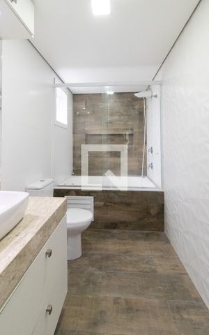 Casa à venda com 300m², 3 quartos e 2 vagas Casa à venda com 300m², 3 quartos e 2 vagasSuíte banheiro