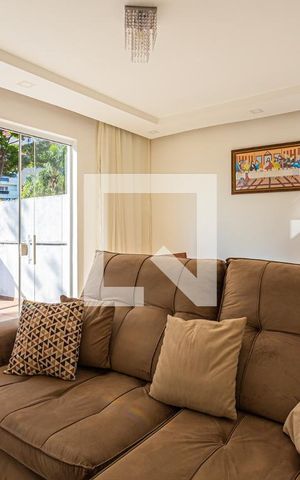 Casa à venda com 216m², 4 quartos e 2 vagas Casa à venda com 216m², 4 quartos e 2 vagasSala