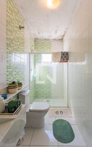 Casa à venda com 216m², 4 quartos e 2 vagas Casa à venda com 216m², 4 quartos e 2 vagasBanheiro