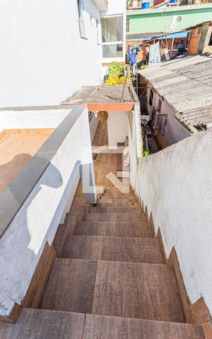 Casa à venda com 216m², 4 quartos e 2 vagas Casa à venda com 216m², 4 quartos e 2 vagasEscada Casa Inferior