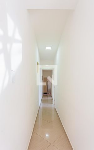 Casa à venda com 216m², 4 quartos e 2 vagas Casa à venda com 216m², 4 quartos e 2 vagasCorredor