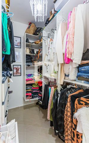 Casa à venda com 216m², 4 quartos e 2 vagas Casa à venda com 216m², 4 quartos e 2 vagasCloset do Quarto 1
