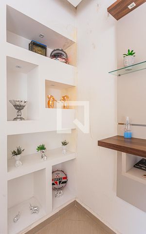 Casa à venda com 216m², 4 quartos e 2 vagas Casa à venda com 216m², 4 quartos e 2 vagasSala