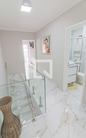 Casa à venda com 127m², 3 quartos e 4 vagas Casa à venda com 127m², 3 quartos e 4 vagasCorredor Quartos