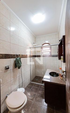 Casa para alugar com 220m², 4 quartos e 2 vagasBanheiro Social