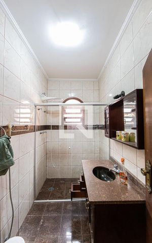 Casa para alugar com 220m², 4 quartos e 2 vagasBanheiro Social