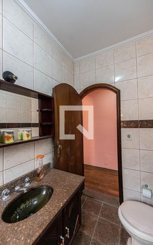 Casa para alugar com 220m², 4 quartos e 2 vagasBanheiro Social