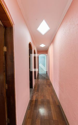 Casa para alugar com 220m², 4 quartos e 2 vagasCorredor