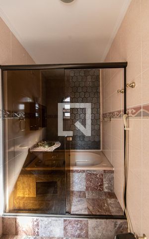 Casa para alugar com 220m², 4 quartos e 2 vagassuite