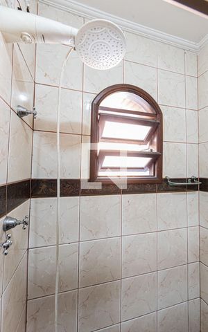 Casa para alugar com 220m², 4 quartos e 2 vagasBanheiro Social