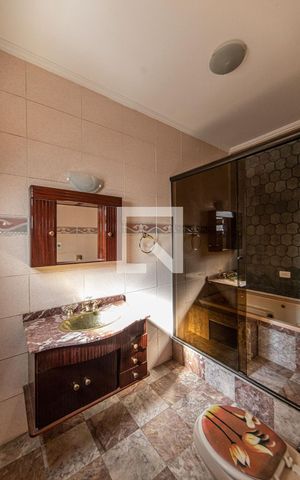 Casa para alugar com 220m², 4 quartos e 2 vagassuite