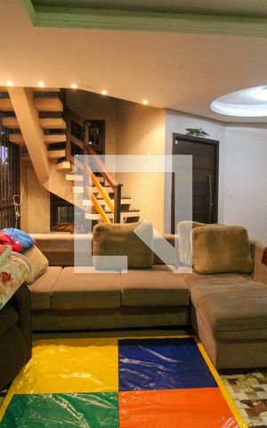 Casa à venda com 300m², 3 quartos e 2 vagas Casa à venda com 300m², 3 quartos e 2 vagasSala de Estar