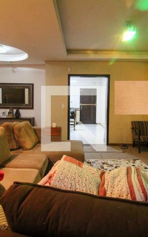 Casa à venda com 300m², 3 quartos e 2 vagas Casa à venda com 300m², 3 quartos e 2 vagasSala de Estar