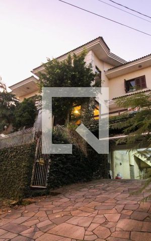 Casa à venda com 300m², 3 quartos e 2 vagas Casa à venda com 300m², 3 quartos e 2 vagasFachada