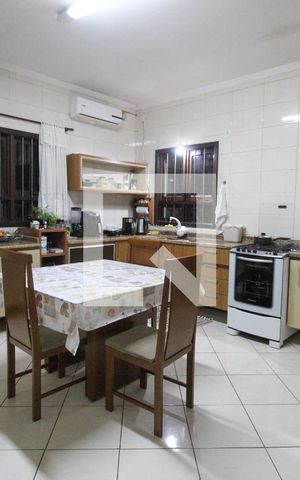 Casa à venda com 300m², 3 quartos e 2 vagas Casa à venda com 300m², 3 quartos e 2 vagasCozinha