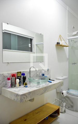 Casa de condomínio à venda com 150m², 3 quartos e 4 vagasBanheiro Social