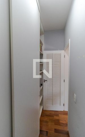 Casa à venda com 370m², 5 quartos e 2 vagas Casa à venda com 370m², 5 quartos e 2 vagasCloset da Suíte 03