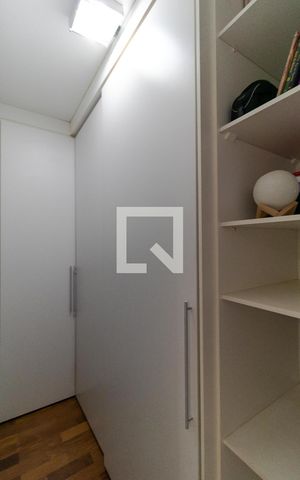 Casa à venda com 370m², 5 quartos e 2 vagas Casa à venda com 370m², 5 quartos e 2 vagasCloset da Suíte 03