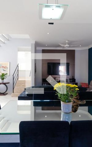 Casa à venda com 370m², 5 quartos e 2 vagas Casa à venda com 370m², 5 quartos e 2 vagasSalas