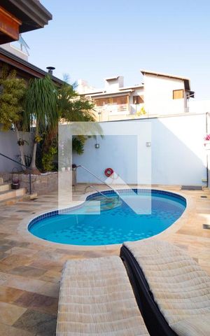 Casa à venda com 370m², 5 quartos e 2 vagas Casa à venda com 370m², 5 quartos e 2 vagasPiscina