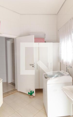 Casa à venda com 370m², 5 quartos e 2 vagas Casa à venda com 370m², 5 quartos e 2 vagasÁrea de Serviço