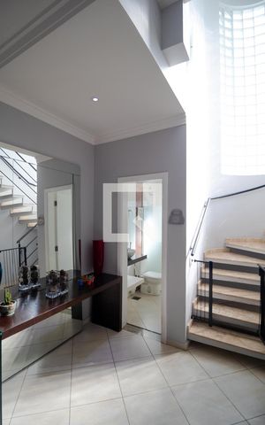 Casa à venda com 370m², 5 quartos e 2 vagas Casa à venda com 370m², 5 quartos e 2 vagasSalas