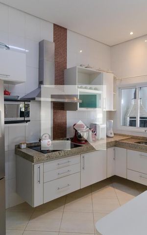 Casa à venda com 370m², 5 quartos e 2 vagas Casa à venda com 370m², 5 quartos e 2 vagasCozinha
